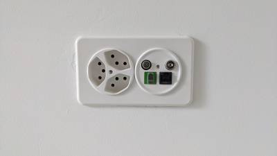 Prise située dans le salon