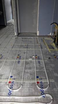 Vue des tuyaux de chauffage avant la chape